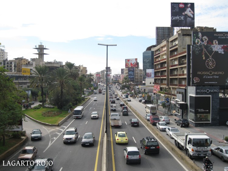 La autopista, siempre atestada de tráfico, que atraviesa Beirut de sur a norte